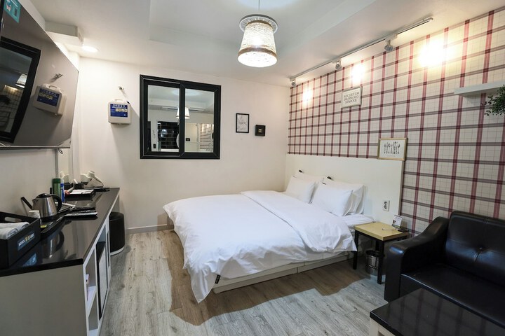 Room 6 of 93