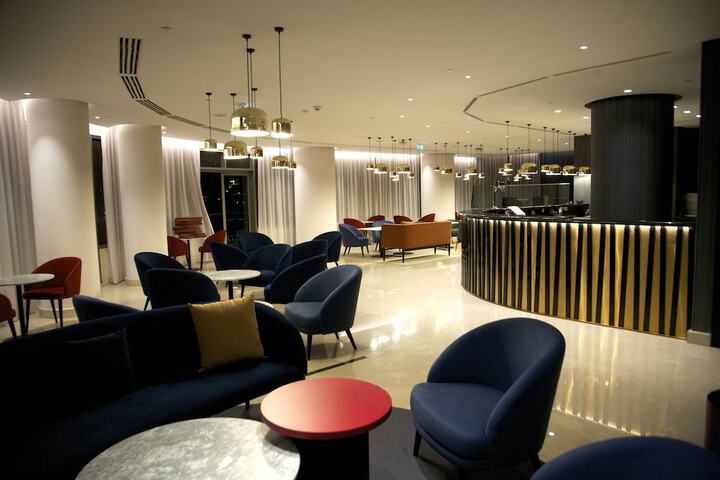 Lounge 34 of 37