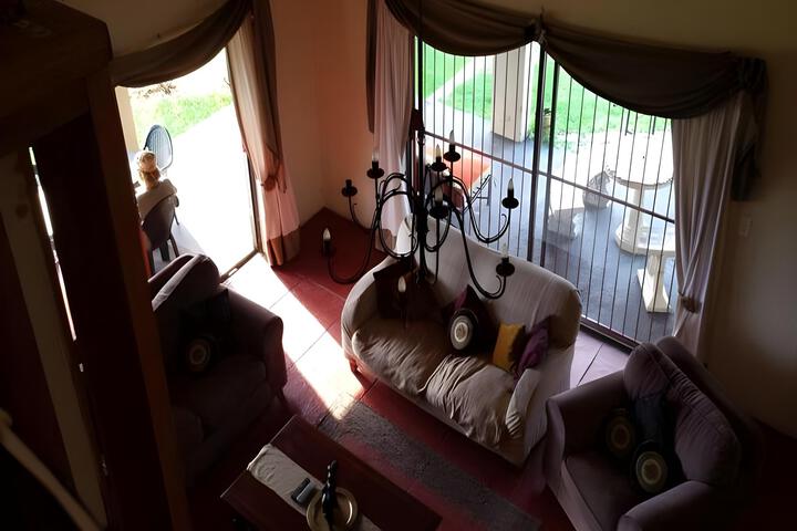 Lounge 6 of 18