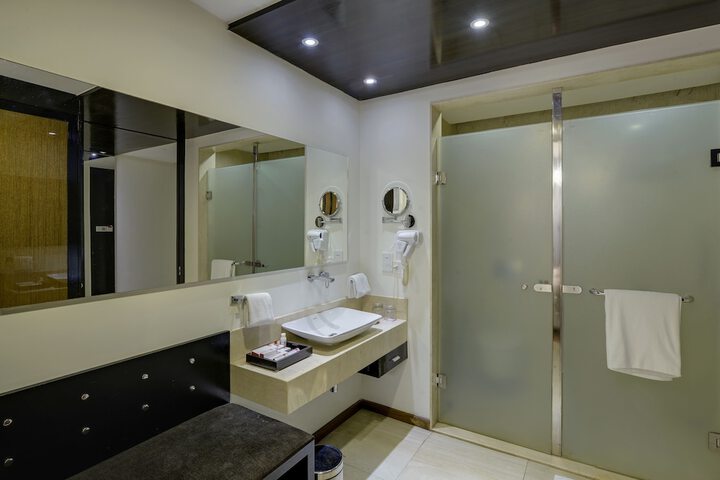 Room 33 of 80