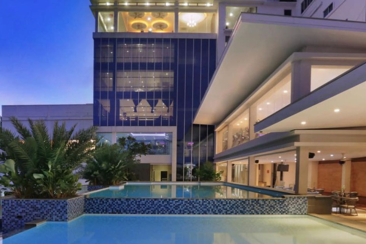 Hotel with Pool