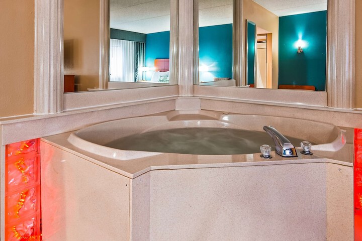1 King Accessible Comms Assist Bathtub Microwave, Refrigerator Sofa Bed Full Breakfast (1 of 19)