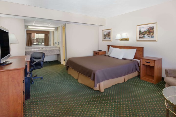 1 King Bed (6 of 8)