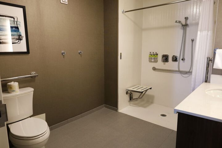 2 Queen 1 Bedroom Suite Mobility Accessible Roll Shower (26 of 29)