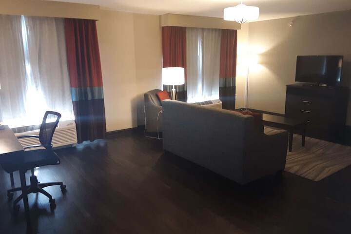 Lounge 36 of 50