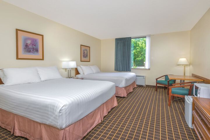 1 Queen Bed (17 of 25)