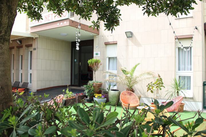 Hotel Exterior 45 of 63