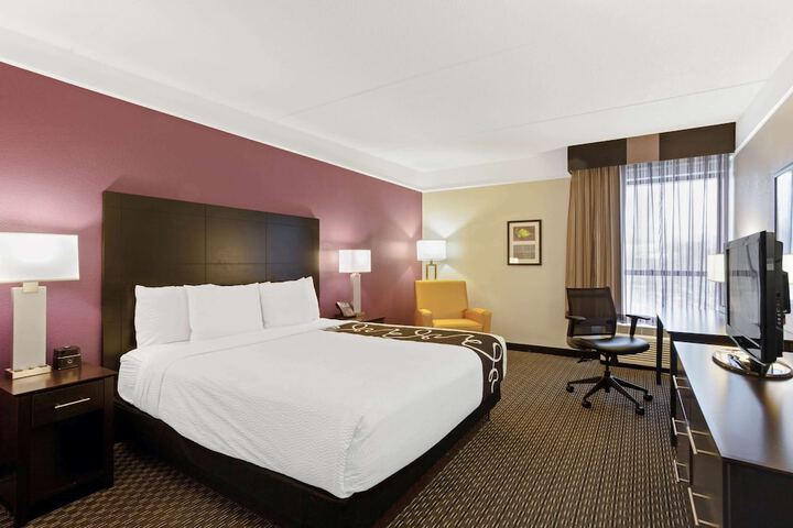 1 Queen Bed Mobility Accessible (2 of 9)
