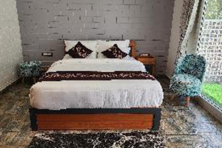 Room 8 of 33