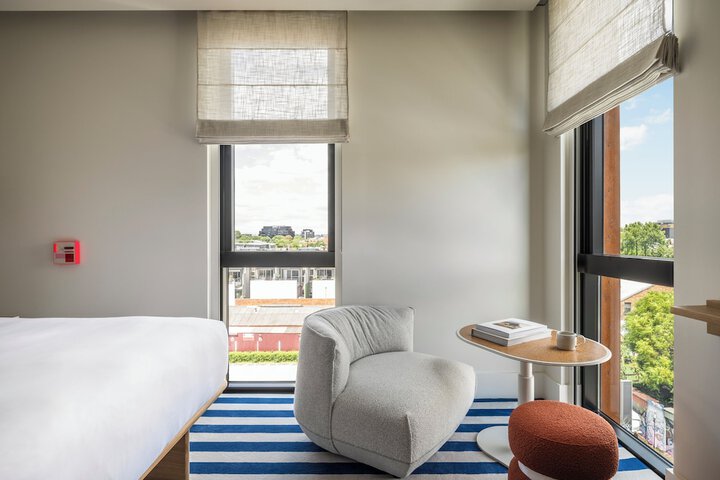 Room 32 of 60