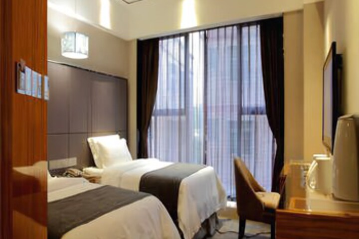 Room 4 of 8