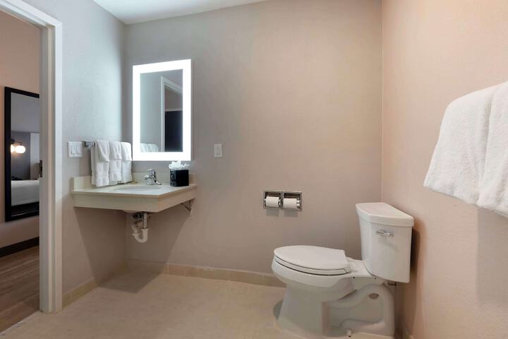 2 Queen Accessible Bathtub Microwave and Refrigerator WiFi Full Breakfast (7 of 13)