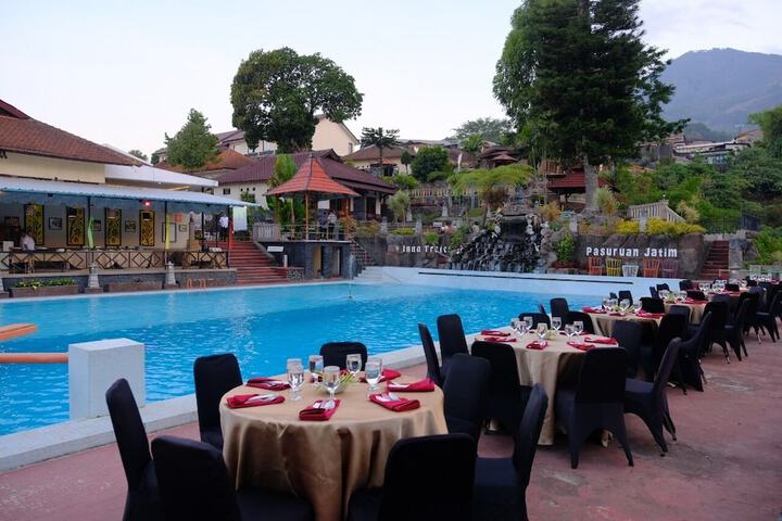 Hotel Pool