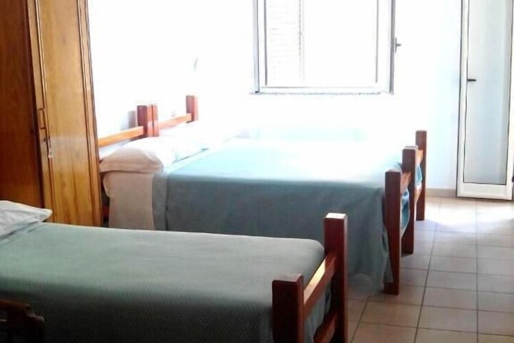 Room 10 of 42