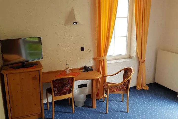Room 6 of 8