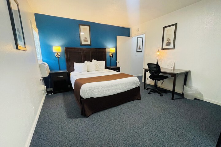 1 Queen Bed (9 of 9)