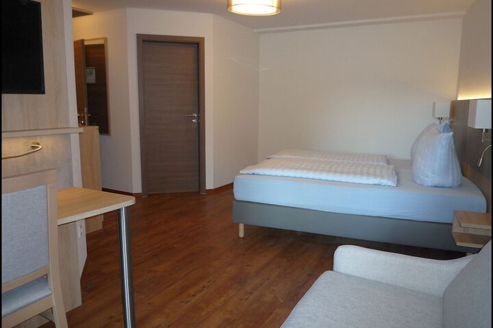 Room 6 of 28