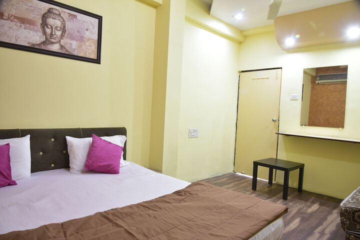 Room 6 of 16