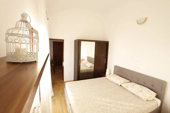 Room 4 of 11