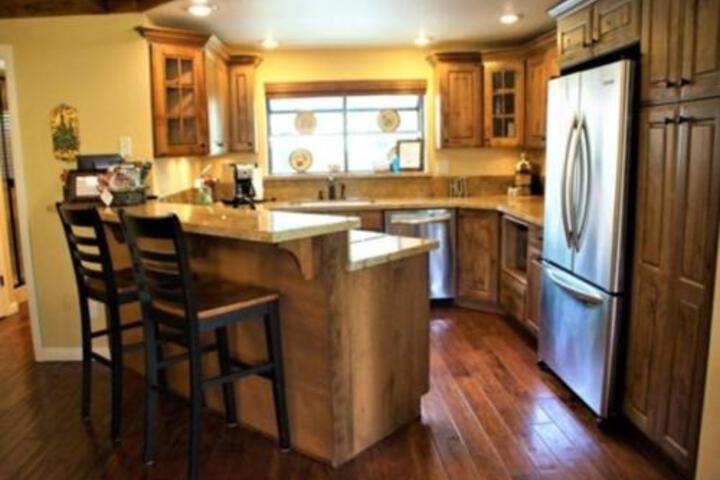 Bright &  Beautiful Snowflower Suite Listing #380 in Mammoth Lakes, CA