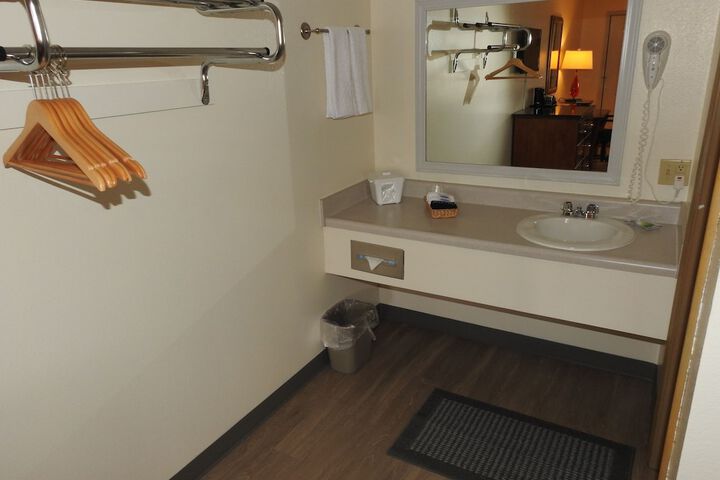 Room 32 of 46