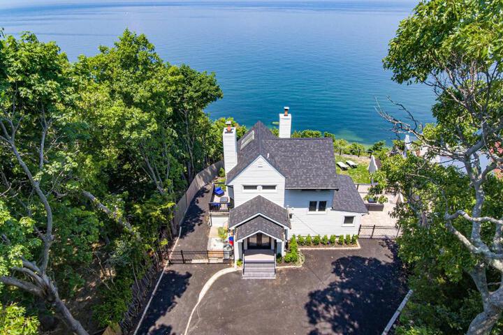 Coastal Retreat: Waterfront Deck, Awesome Views