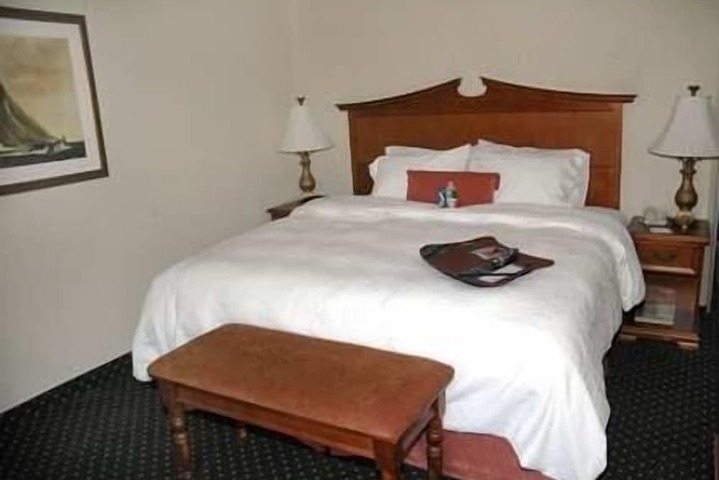 1 King Bed Deluxe Room (4 of 10)
