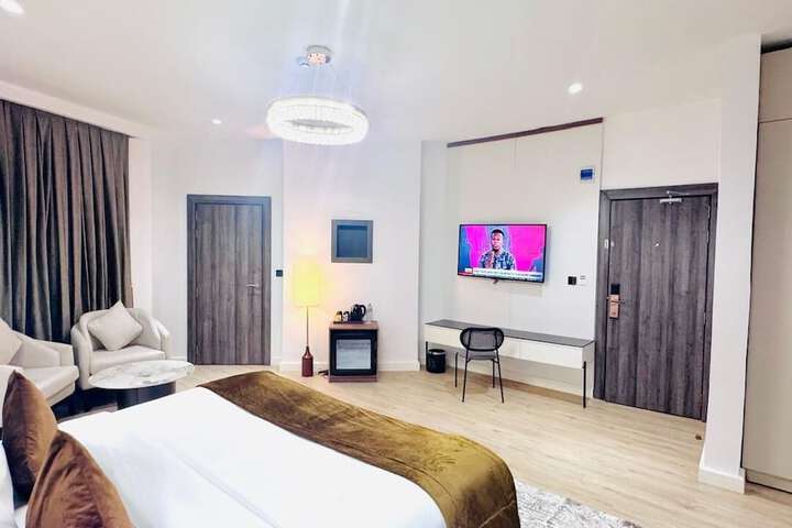 Room 8 of 36