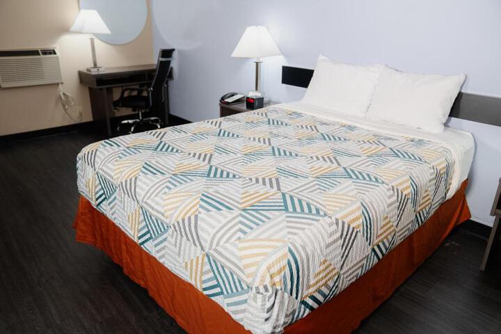 1 Queen Bed Micfridge (5 of 15)