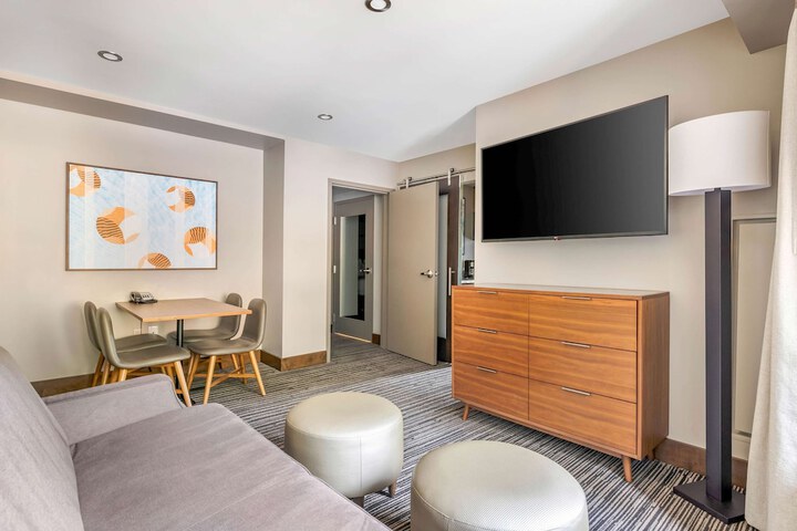1 Bedroom 2 King Beds Sofa (4 of 16)