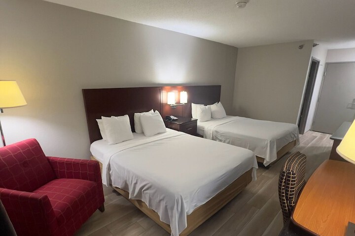 1 Queen Bed (5 of 11)