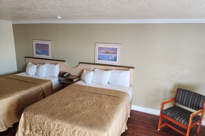 1 Queen Bed (12 of 14)
