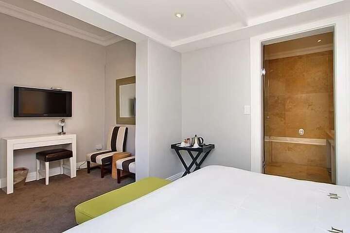 Room 9 of 15