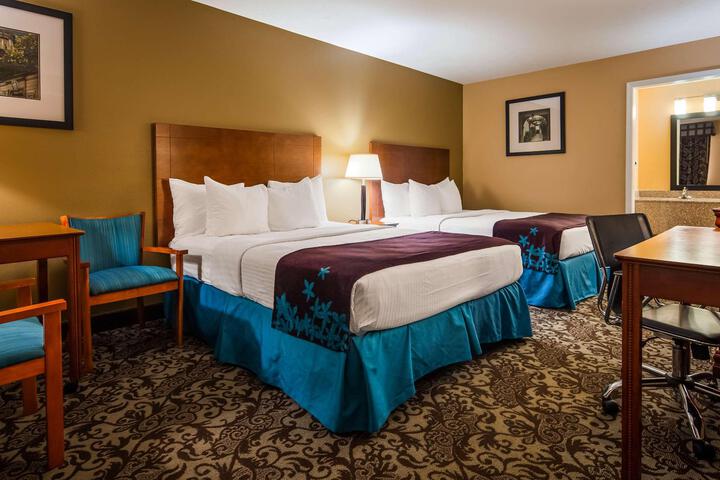 1 Queen Bed Microwave and Refrigerator WiFi Full Breakfast (6 of 8)