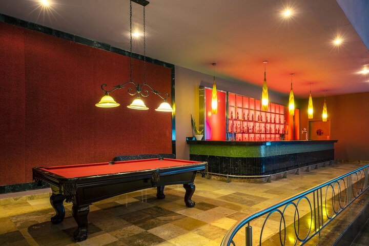 Lounge 109 of 165