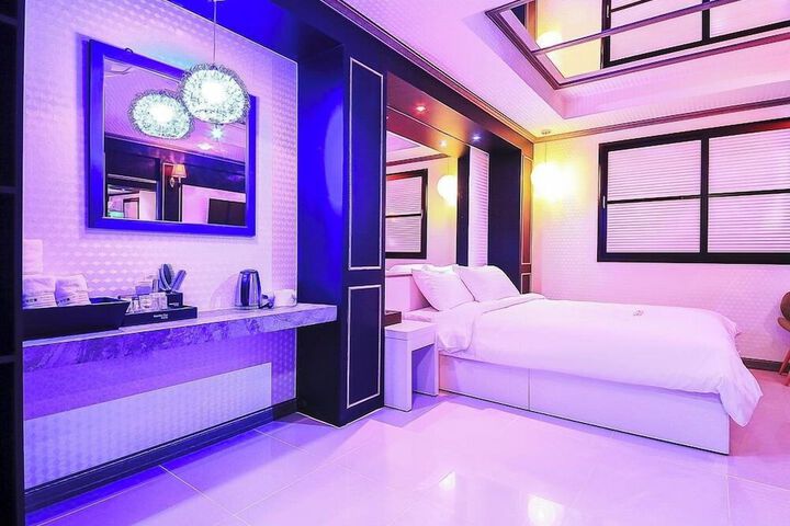 Room 6 of 9