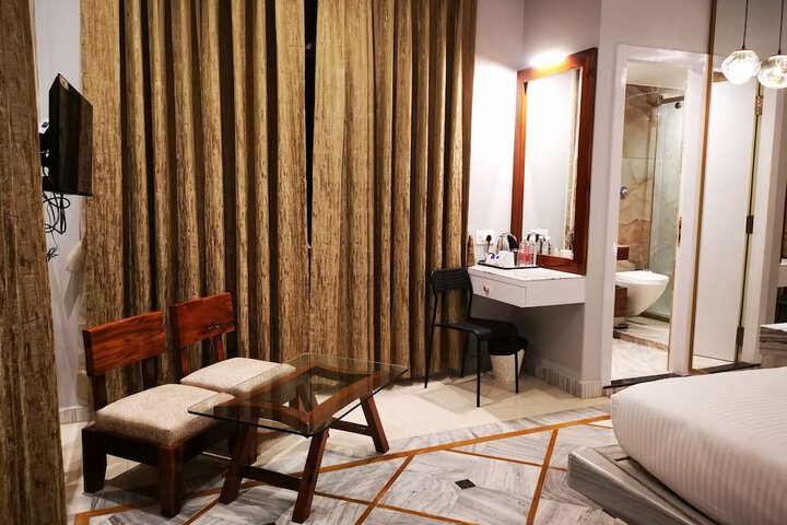 Room 21 of 37