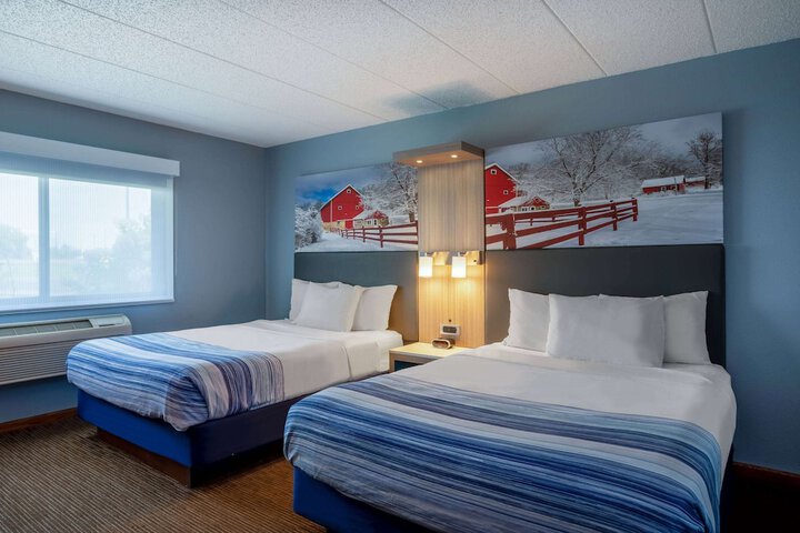 1 Queen Bed Mobility Accessible (5 of 15)