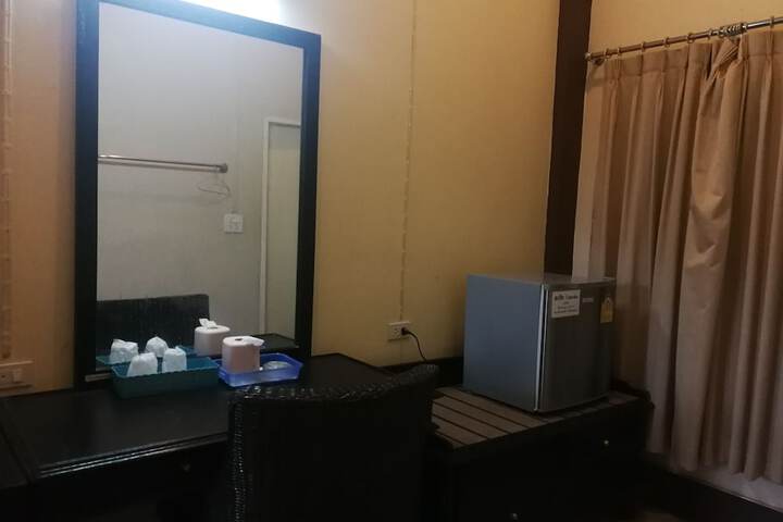 Room 10 of 32