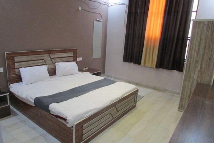 Room 5 of 16
