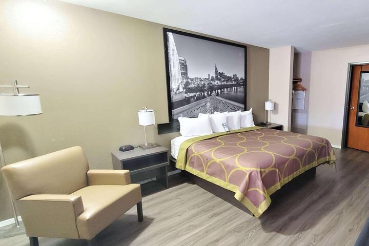 1 King Bed (3 of 18)
