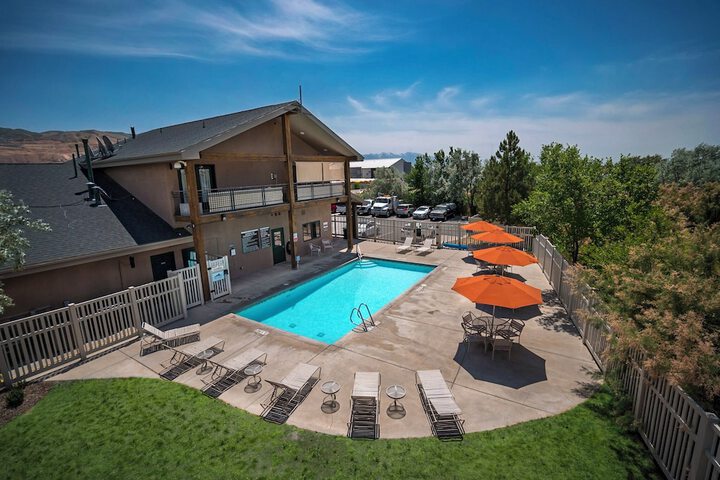 Pool 10 of 21