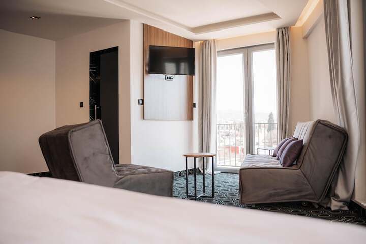 Room 4 of 49