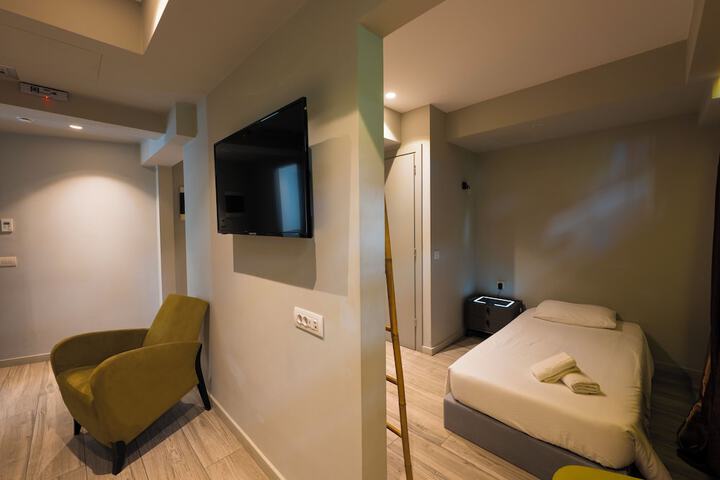 Room 80 of 200