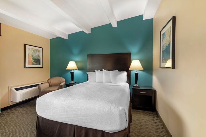 1 Queen Bed Microwave and Refrigerator Full Breakfast (3 of 6)