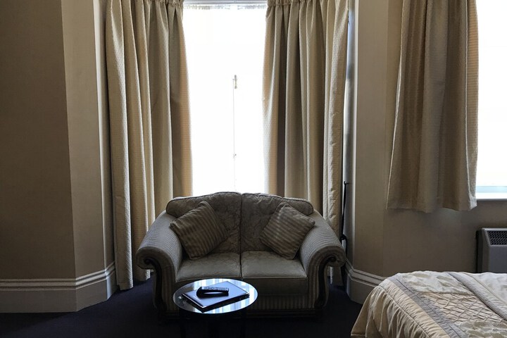 Room 3 of 37