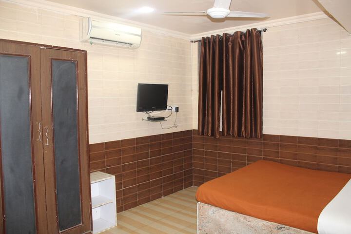 Room 10 of 28