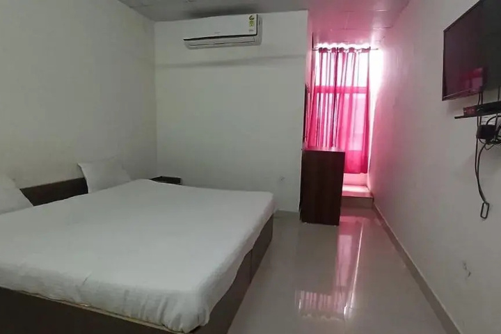 Room 4 of 8
