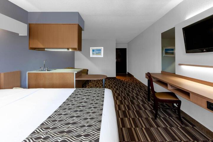 1 Queen Bed (11 of 27)