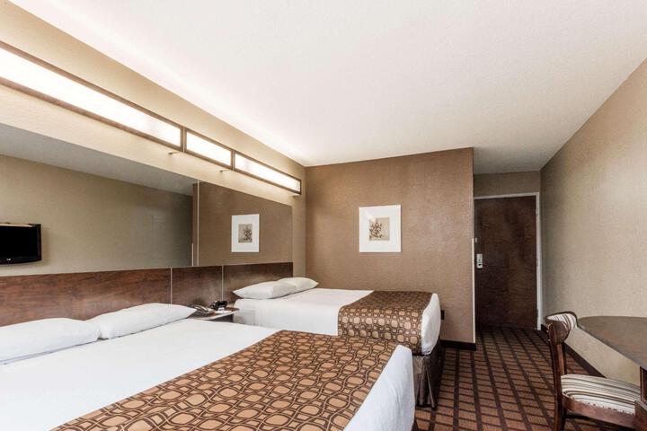 1 Queen Bed (9 of 15)